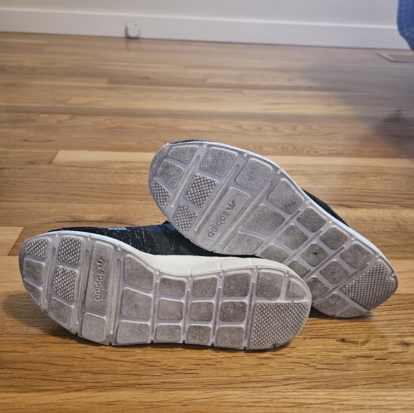 Womens Adidas Swift Run, size 8, black white silver - Picture 2 of 2